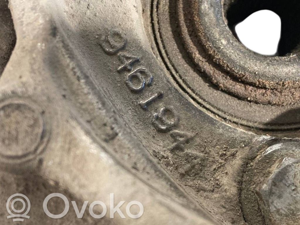 Priekšējā riteņa rumbas vārpstas šarnīrs (stupica, capfa)
