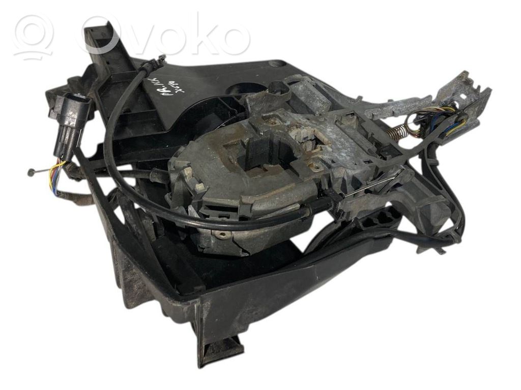 Priekšpusē turētājs / kronšteins ārējam atvēršanas rokturim