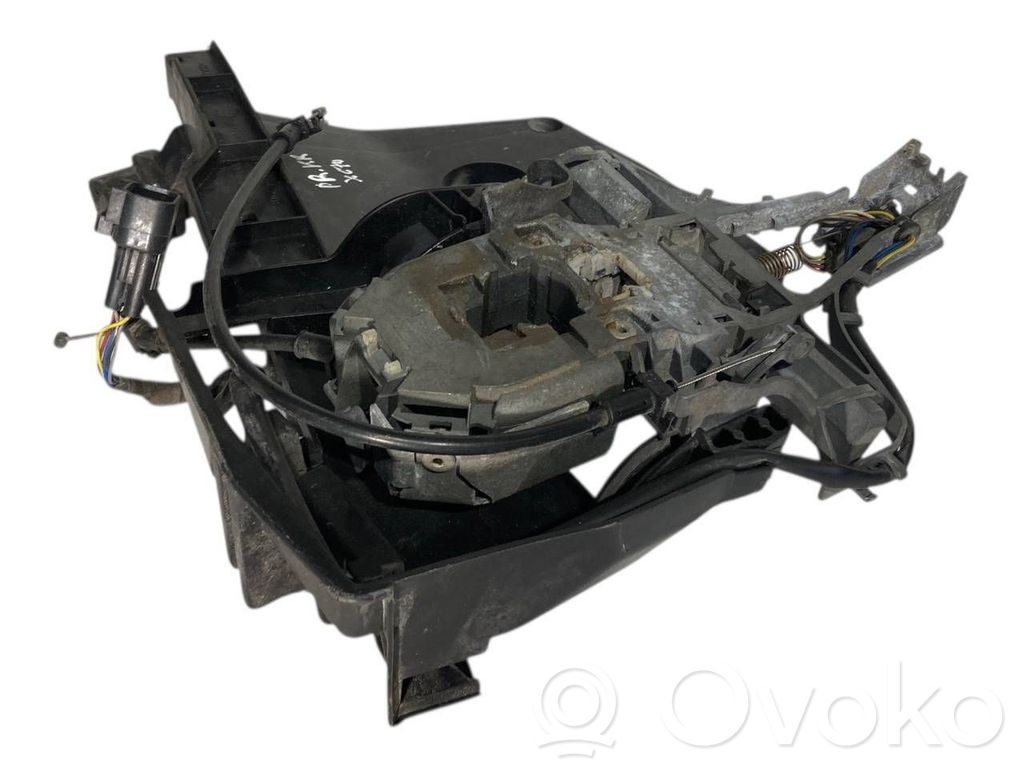 Priekšpusē turētājs / kronšteins ārējam atvēršanas rokturim