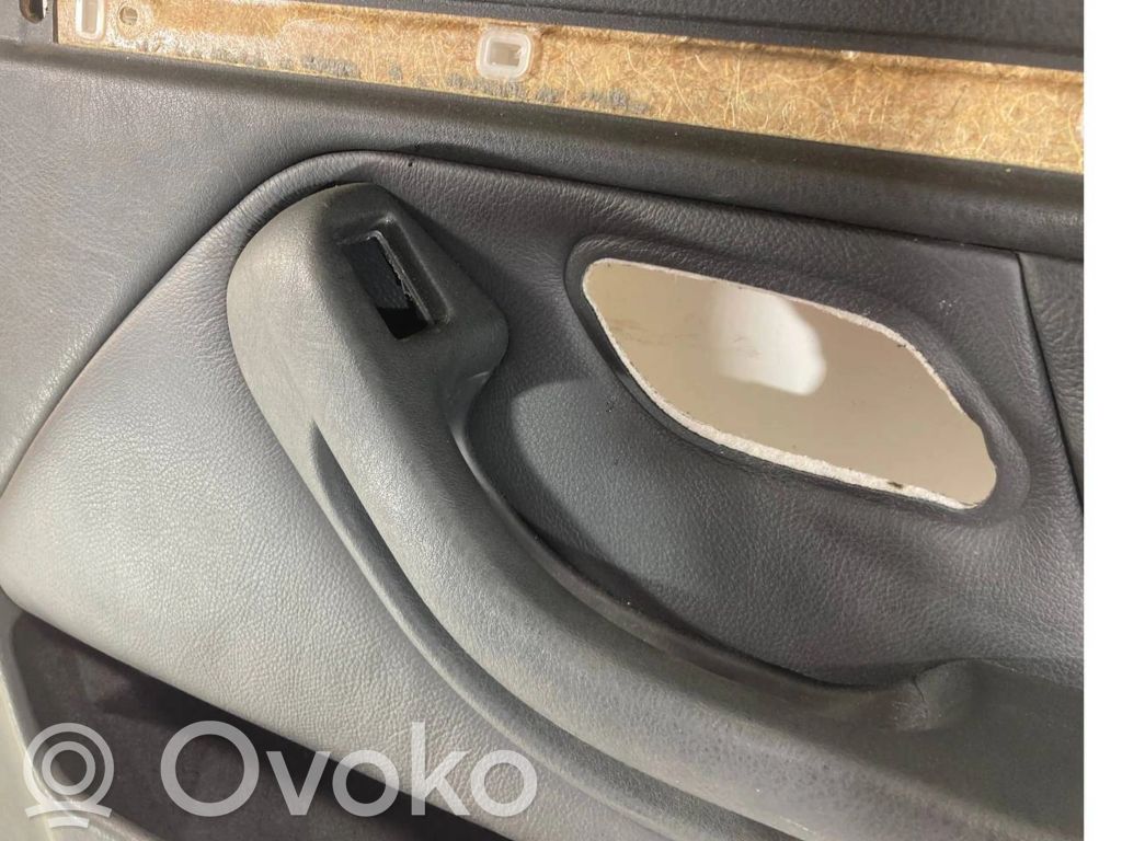 Apšuvums aizmugurējām durvīm