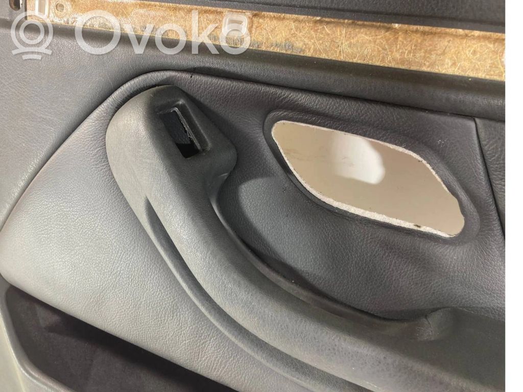 Apšuvums aizmugurējām durvīm