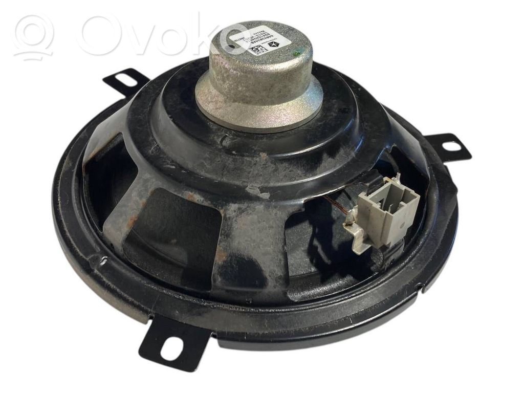 Skaļrunis (-i) pakaļējās durvīs