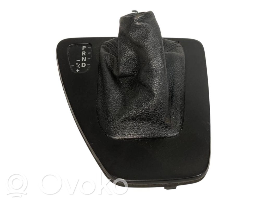 Ātrumu pārslēgšanas sviras dekoratīvā apdare (plastmasas)