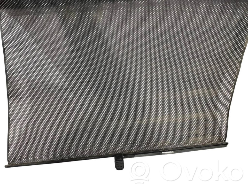 Aizmugurē logu aizkars