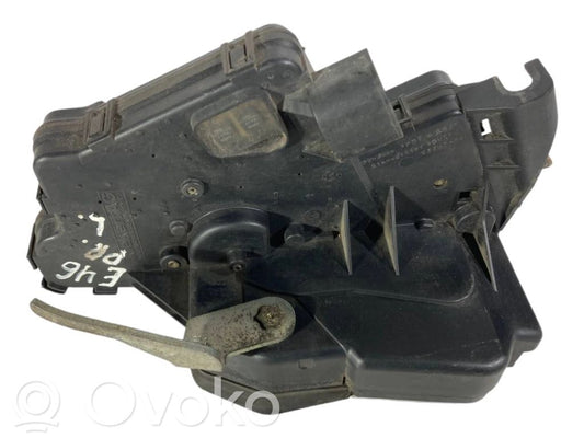 Priekšpusē slēdzene