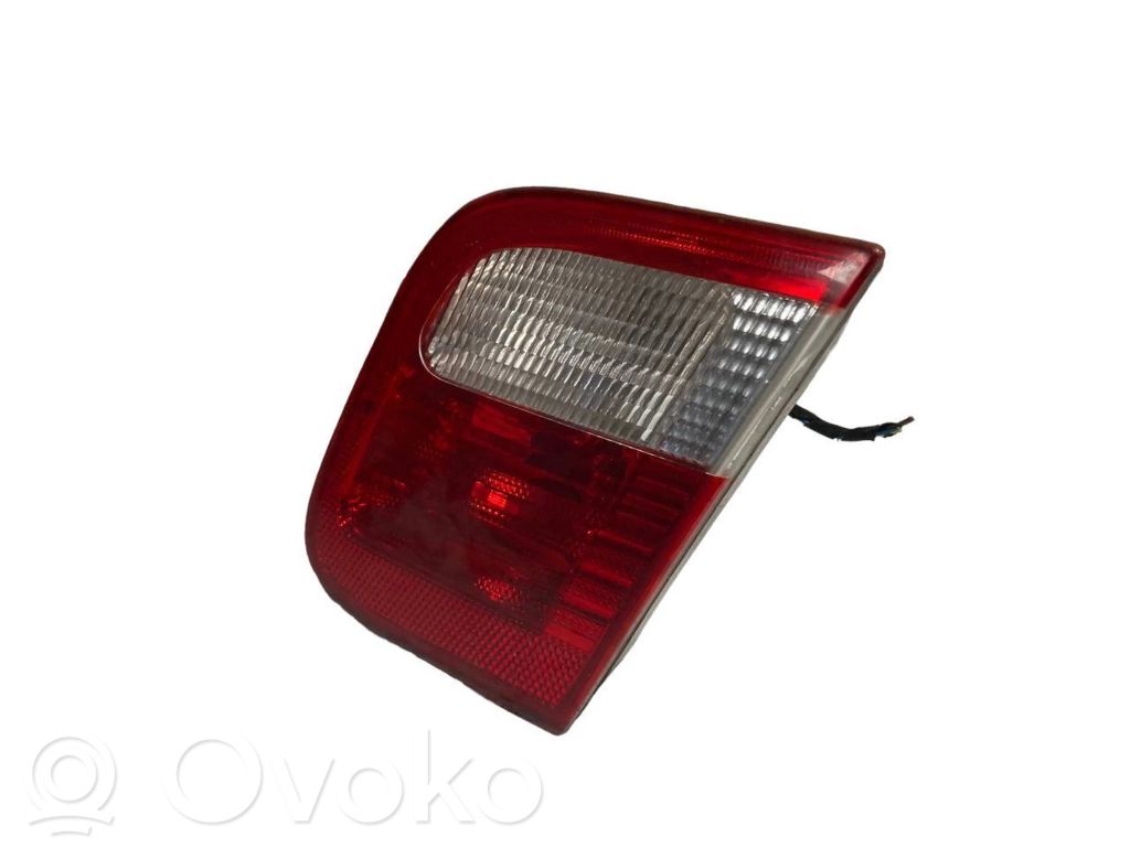 Aizmugurējais lukturis pārsegā