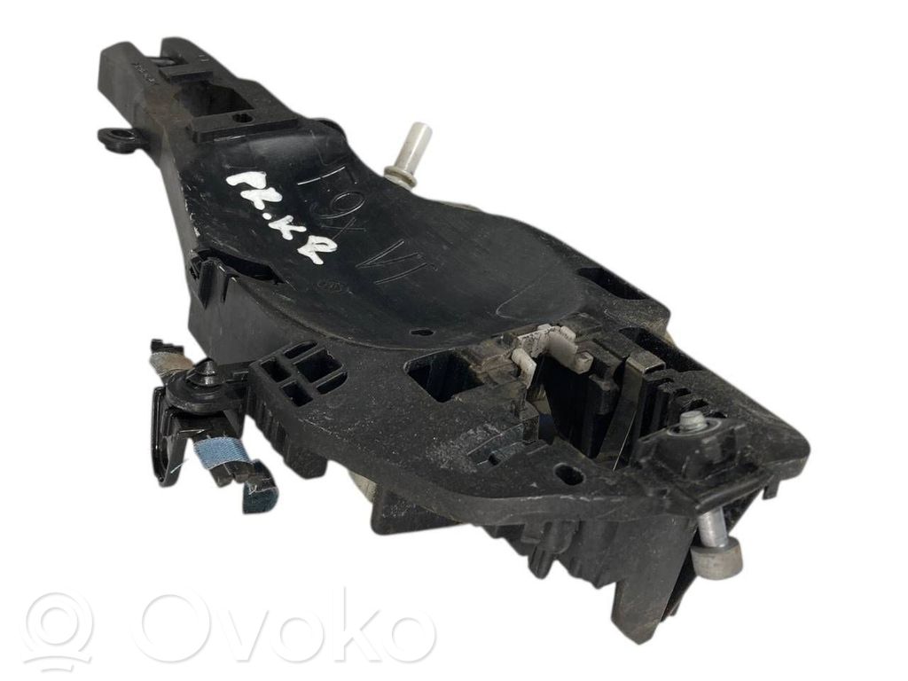 Priekšpusē turētājs / kronšteins ārējam atvēršanas rokturim