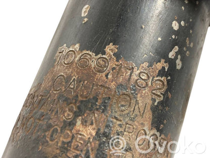 Priekšpusē amortizators ar atsperi