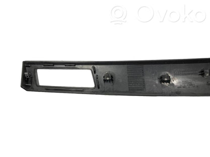 Paneļa dekoratīvās apdares vairogs (centrālais)