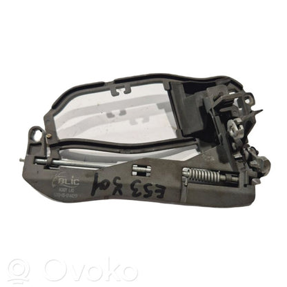 Priekšpusē turētājs / kronšteins ārējam atvēršanas rokturim