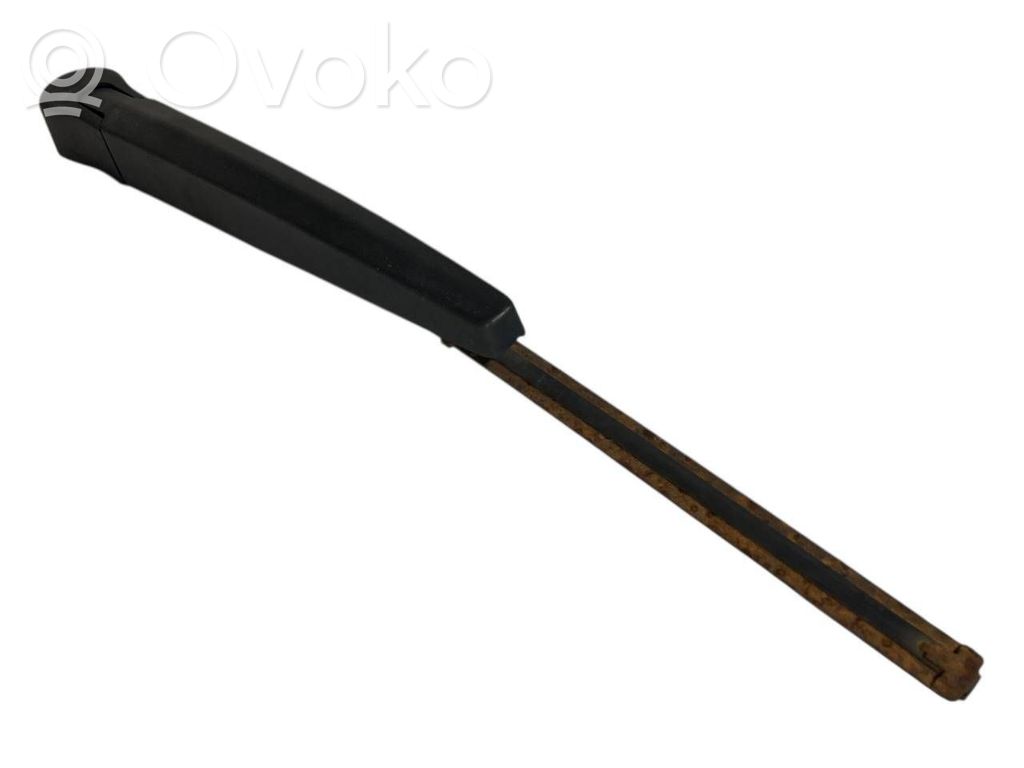 Aizmugurējā loga tīrītāja kājiņa