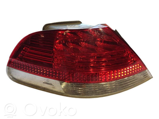 Задний фонарь в кузове