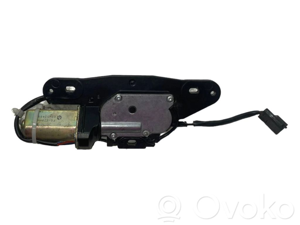 Aizmugurējā pārsega pievilcējs