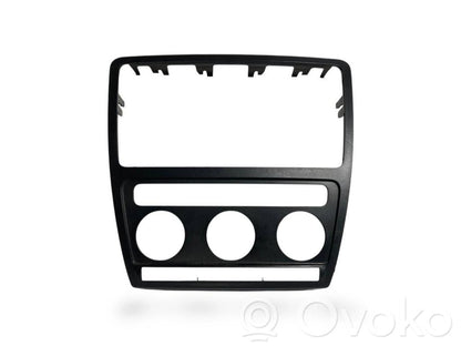 Radiouztvērēja / navigācija dekoratīvā apdare