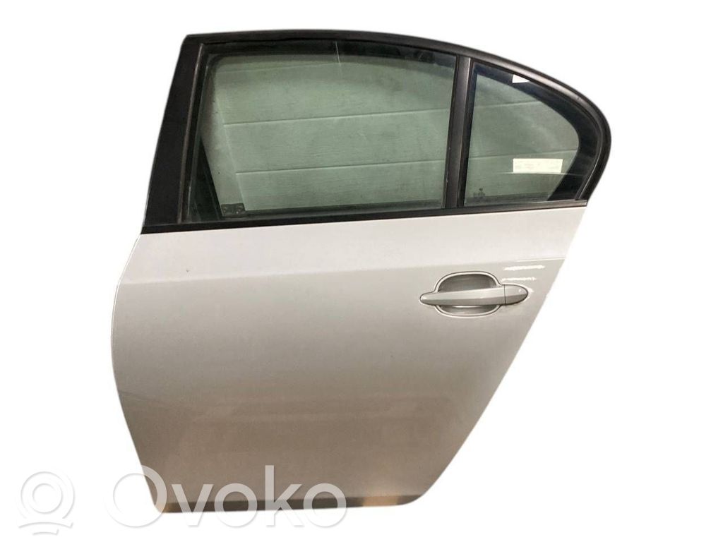 Задняя дверь