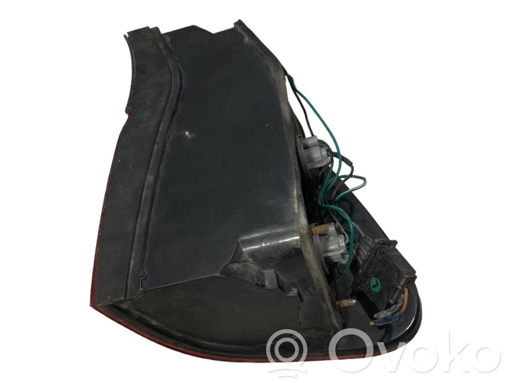 Aizmugurējais lukturis virsbūvē