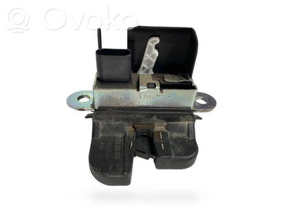 Aizmugurējā pārsega slēdzene