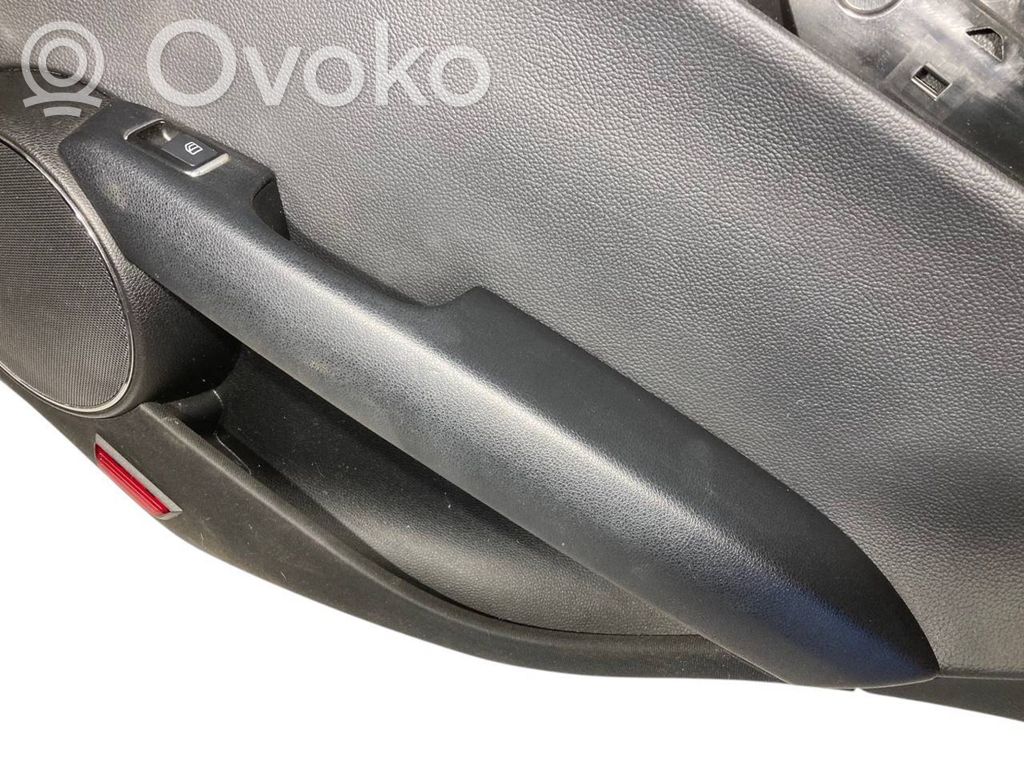 Apšuvums aizmugurējām durvīm