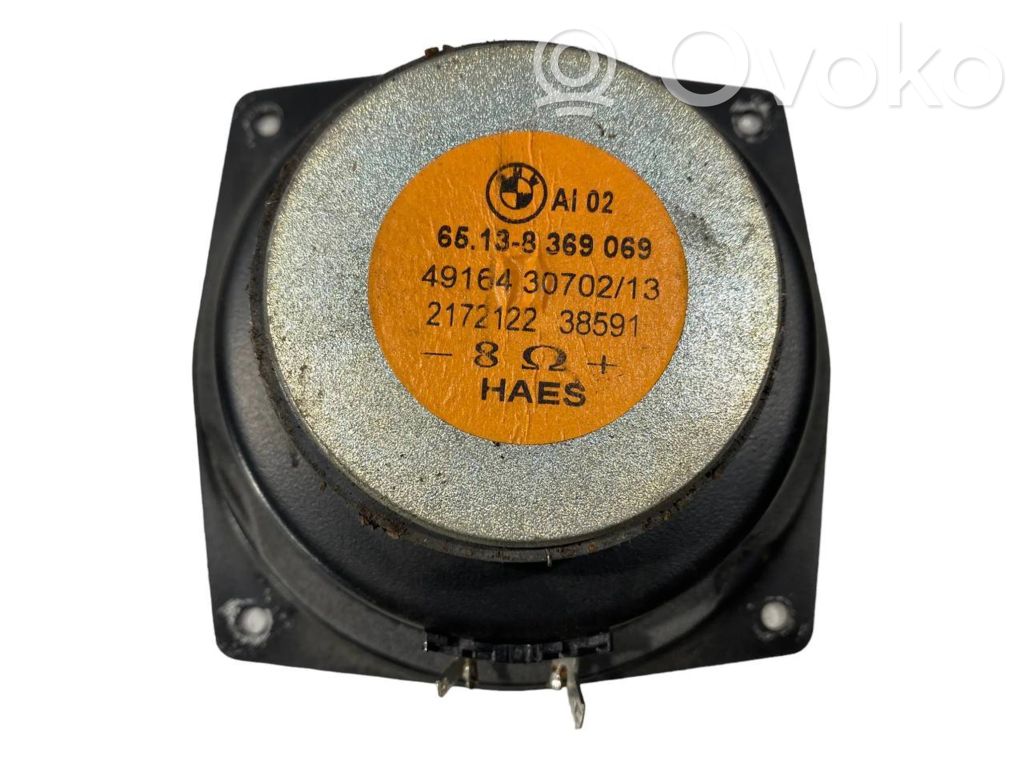 Skaļrunis (-i) aizmugurējā palodzē