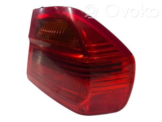 Задний фонарь в кузове