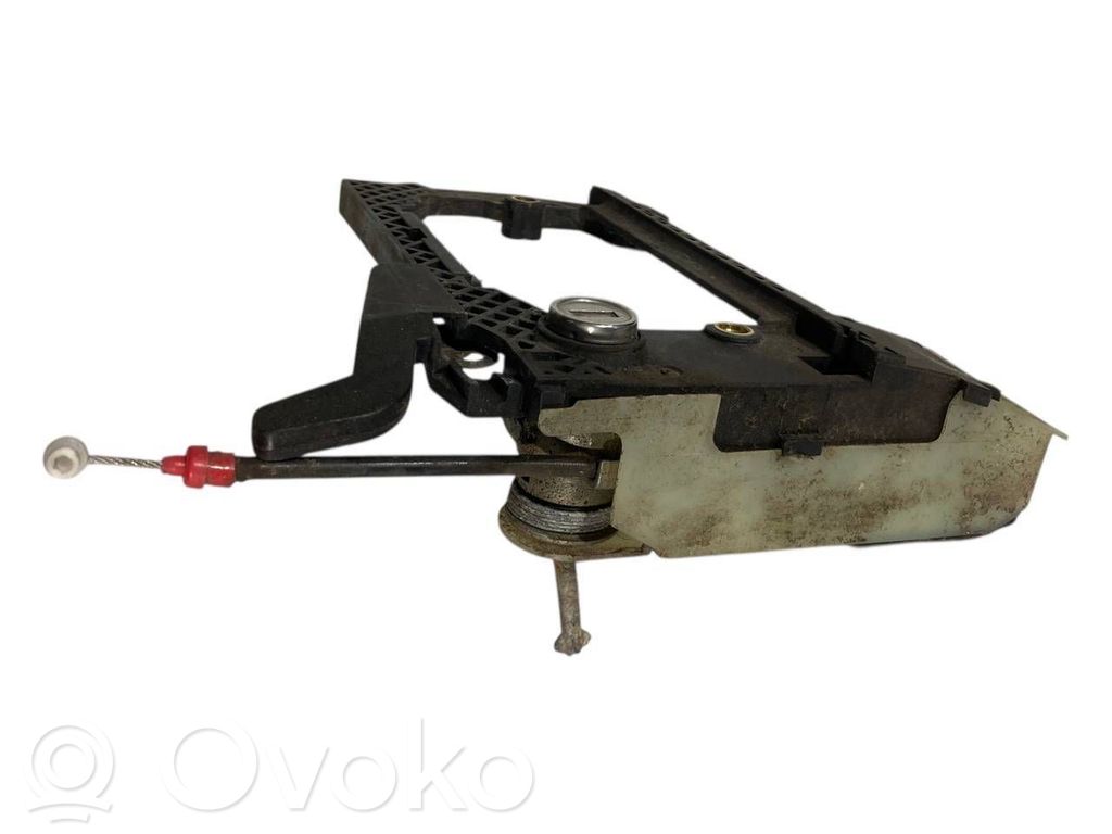 Priekšpusē turētājs / kronšteins ārējam atvēršanas rokturim