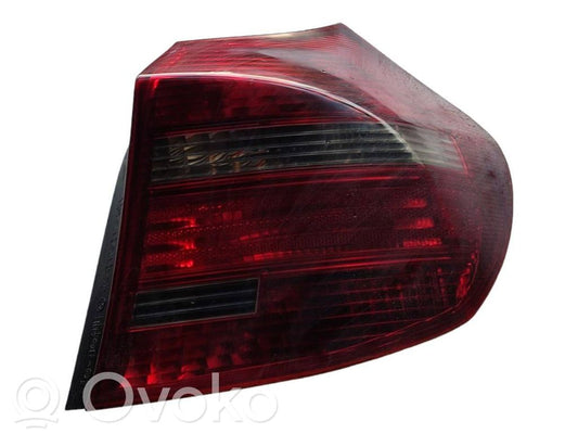 Задний фонарь в кузове