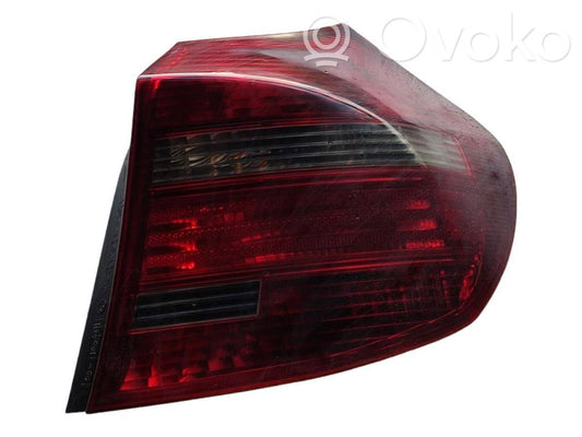 Aizmugurējais lukturis virsbūvē