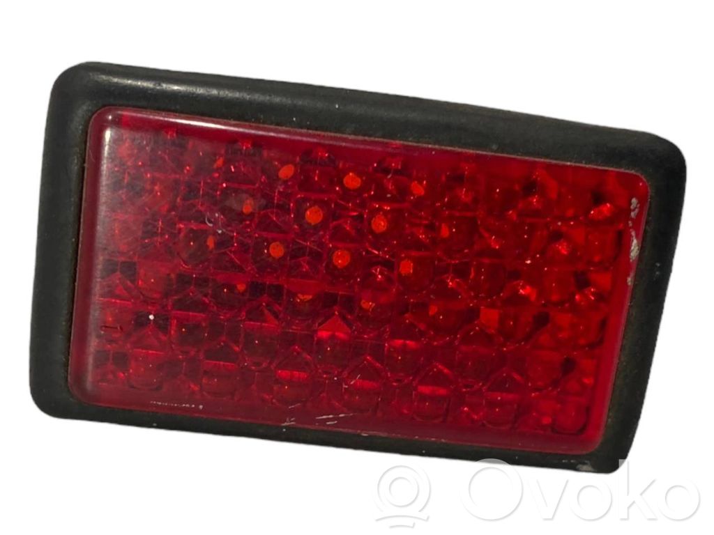 Aizmugurējo durvju apgaismojums (iekšpusē)