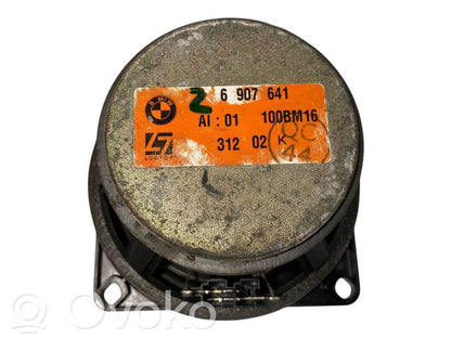 Skaļrunis (-i) pakaļējās durvīs