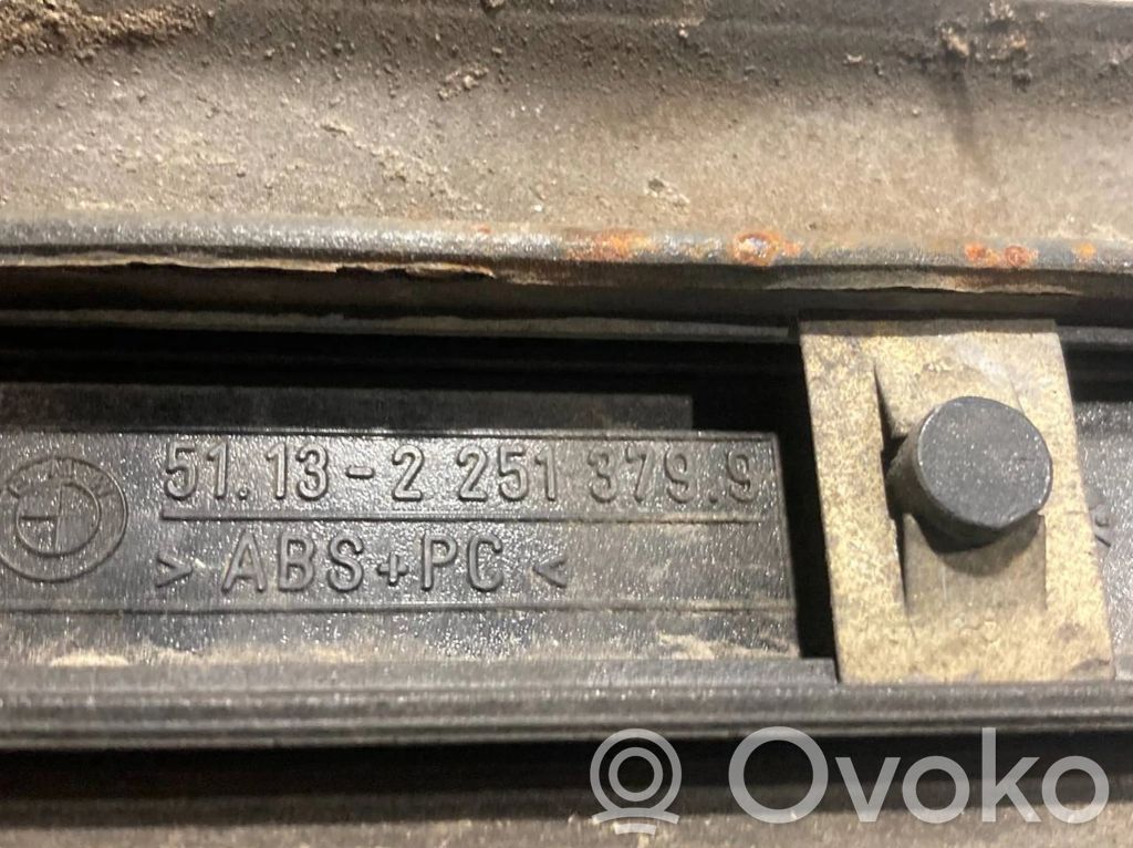 Priekšpusē durvju dekoratīvā apdare (moldings)