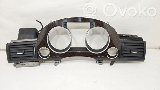 Instrumentu paneļa dekoratīvā apdare