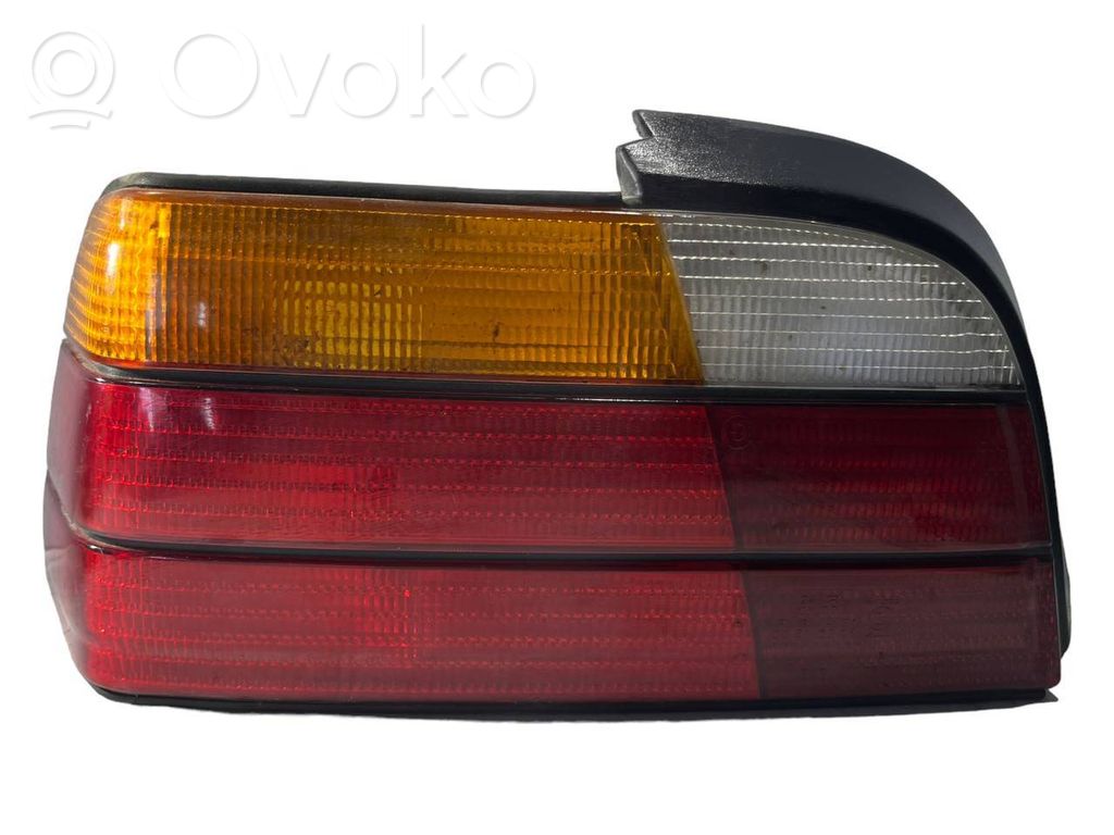 Aizmugurējais lukturis virsbūvē