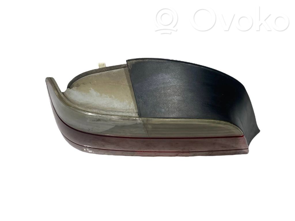 Aizmugurējais lukturis virsbūvē