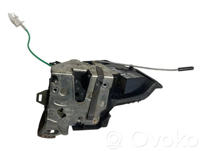 Priekšpusē slēdzene