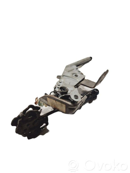 Rokas bremzes mehānisms (salonā)