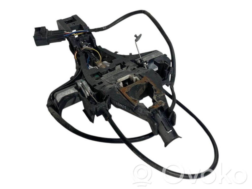 Priekšpusē turētājs / kronšteins ārējam atvēršanas rokturim