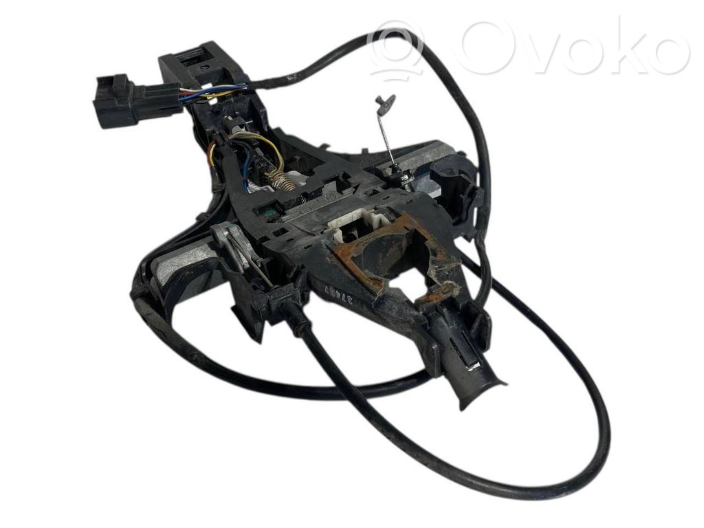 Priekšpusē turētājs / kronšteins ārējam atvēršanas rokturim