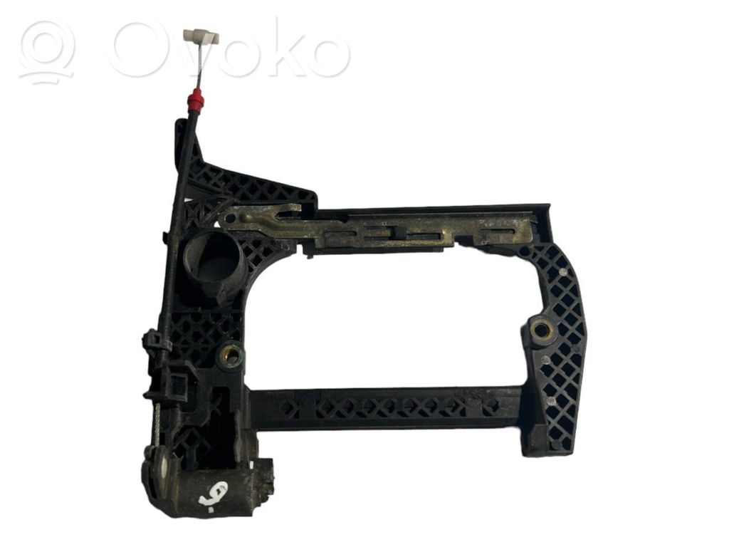 Priekšpusē turētājs / kronšteins ārējam atvēršanas rokturim