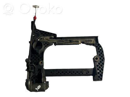 Priekšpusē turētājs / kronšteins ārējam atvēršanas rokturim