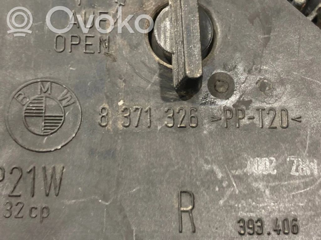 Держатель крышки заднего фонаря