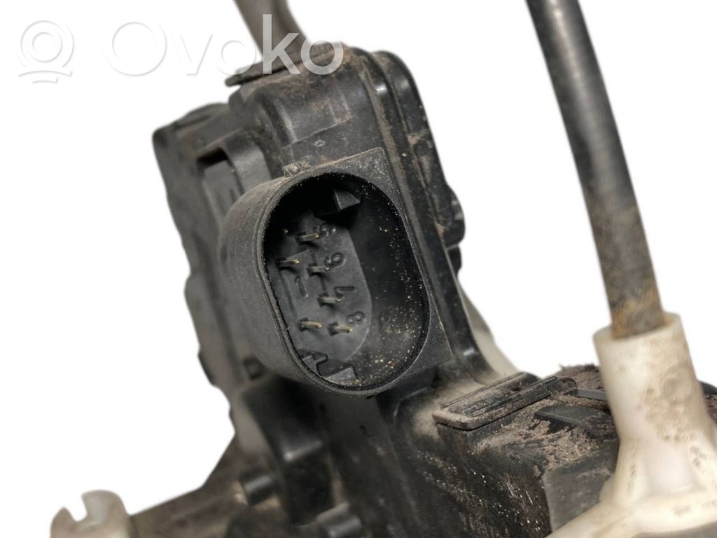 Priekšpusē slēdzene