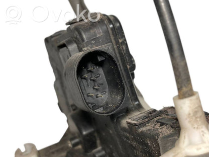 Priekšpusē slēdzene