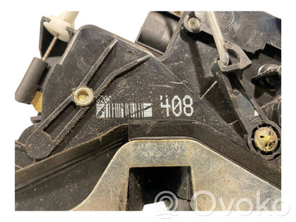 Priekšpusē slēdzene