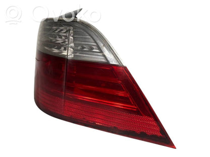 Aizmugurējais lukturis virsbūvē