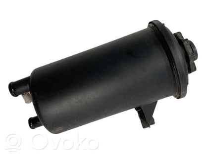 Stūres pastiprinātāja šķidruma tvertne