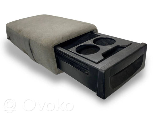 Glāžu turētājs (aizmugurē)