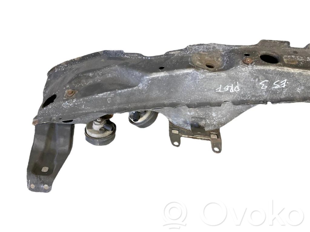 Priekšpusē bampera sija / balka