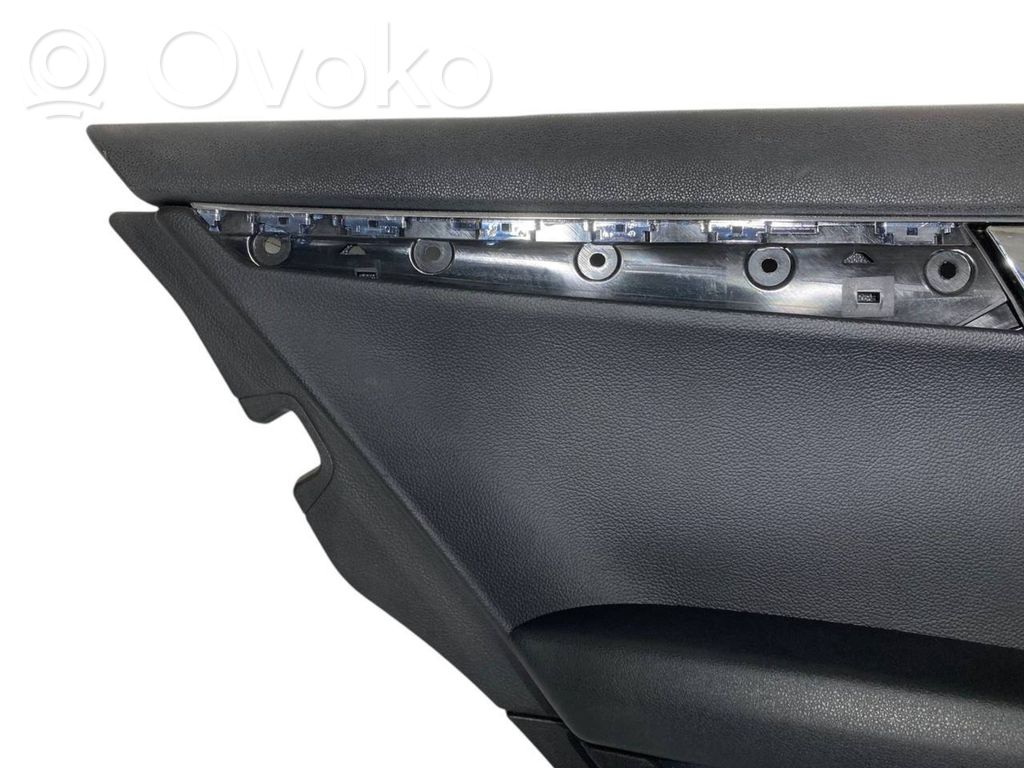 Apšuvums aizmugurējām durvīm