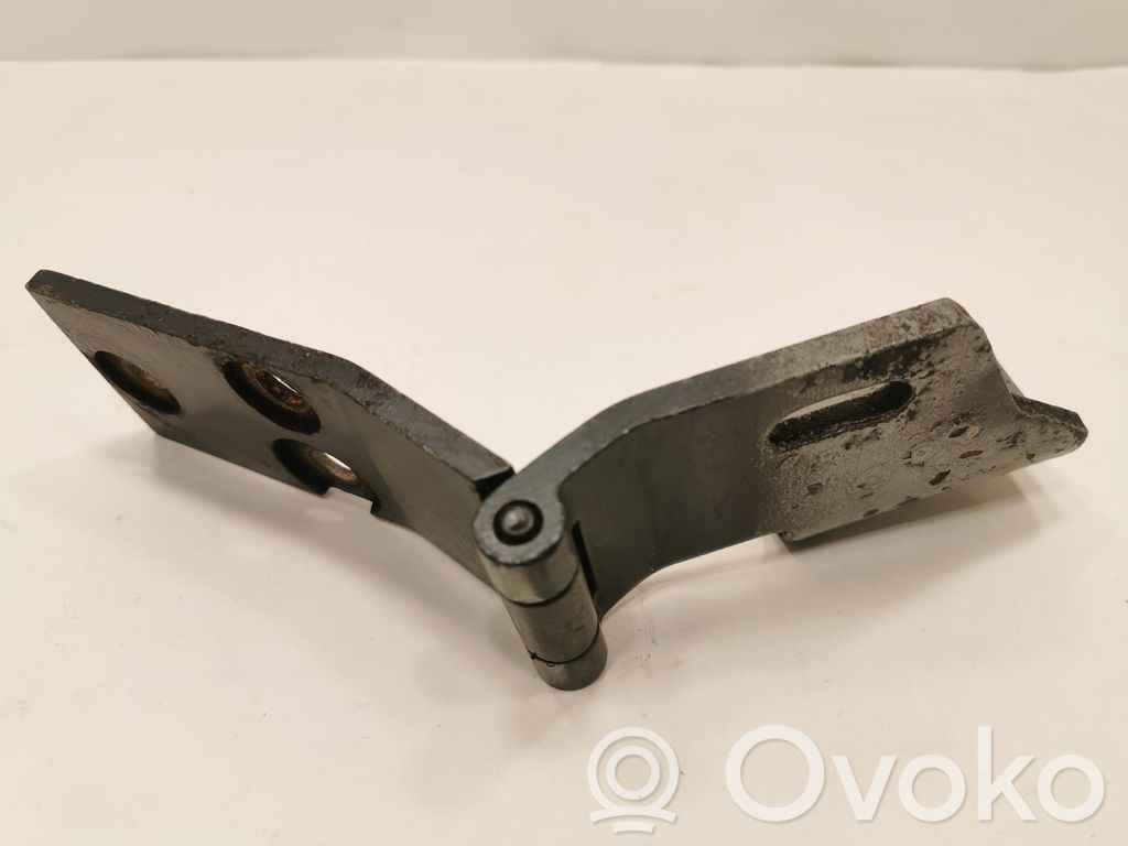 Dzinēja pārsega eņģe (-es)