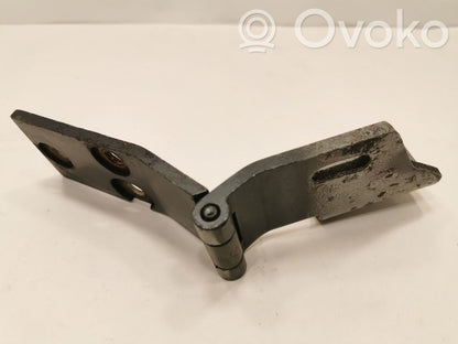 Dzinēja pārsega eņģe (-es)